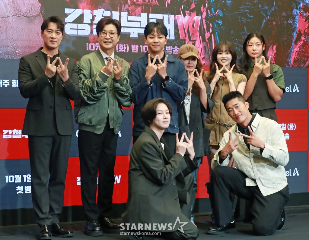 김희철, 최영재, 김성주, 신재호PD, 강숙경 작가, 츄, 장은실, 김동현이 27일 오전 서울 마포구 상암동 스탠포드 호텔에서 진행된 채널A 예능 '강철부대W' 제작발표회에 참석해 포즈를 취하고 있다. 최정예 여군 예비역들이 팀을 이뤄 출신 부대의 명예를 걸고 싸우는 밀리터리 서바이벌 프로그램 '강철부대W'는 10월 1일 첫 방송된다. /2024.09.27 /사진=이동훈