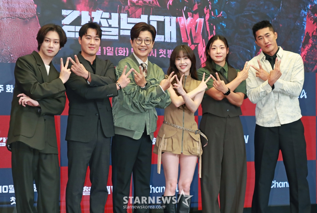 김희철, 최영재, 김성주, 츄, 장은실, 김동현이 27일 오전 서울 마포구 상암동 스탠포드 호텔에서 진행된 채널A 예능 '강철부대W' 제작발표회에 참석해 포즈를 취하고 있다. 최정예 여군 예비역들이 팀을 이뤄 출신 부대의 명예를 걸고 싸우는 밀리터리 서바이벌 프로그램 '강철부대W'는 10월 1일 첫 방송된다. /2024.09.27 /사진=이동훈