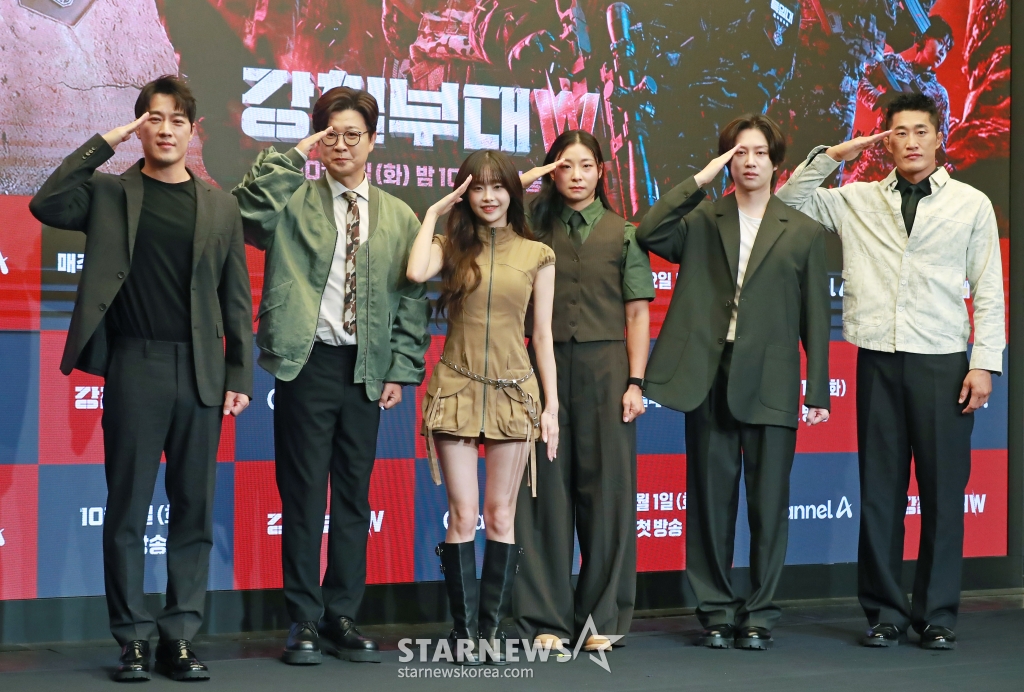 최영재, 김성주, 츄, 장은실, 김희철, 김동현이 27일 오전 서울 마포구 상암동 스탠포드 호텔에서 진행된 채널A 예능 '강철부대W' 제작발표회에 참석해 포즈를 취하고 있다. 최정예 여군 예비역들이 팀을 이뤄 출신 부대의 명예를 걸고 싸우는 밀리터리 서바이벌 프로그램 '강철부대W'는 10월 1일 첫 방송된다. /2024.09.27 /사진=이동훈