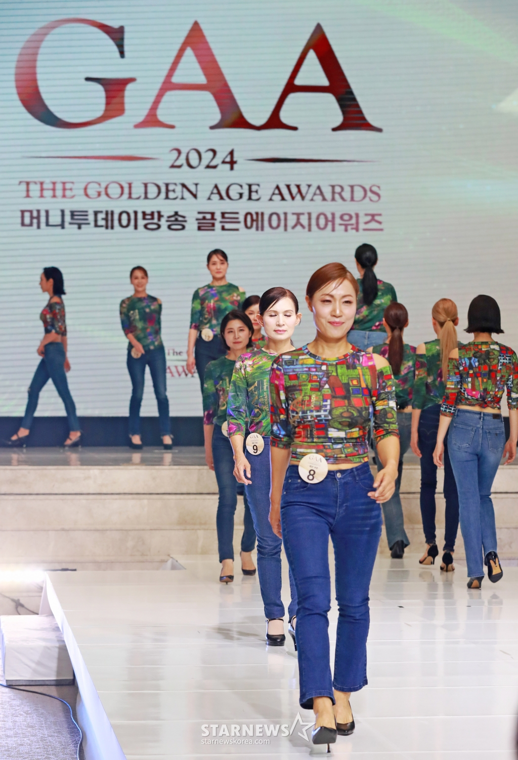 27일 오후 서울 중구 크레스트72에서 진행된 '2024 머니투데이방송 골든에이지어워즈' 본선에서 참가자들이 오프닝 무대를 펼치고 있다. 이번 대회는 패션 부문과 광고(인플루언서) 부문으로 나뉘어 본선 진출자 총 80명의 시니어들이 무대에 선다. /2024.09.27 /사진=이동훈