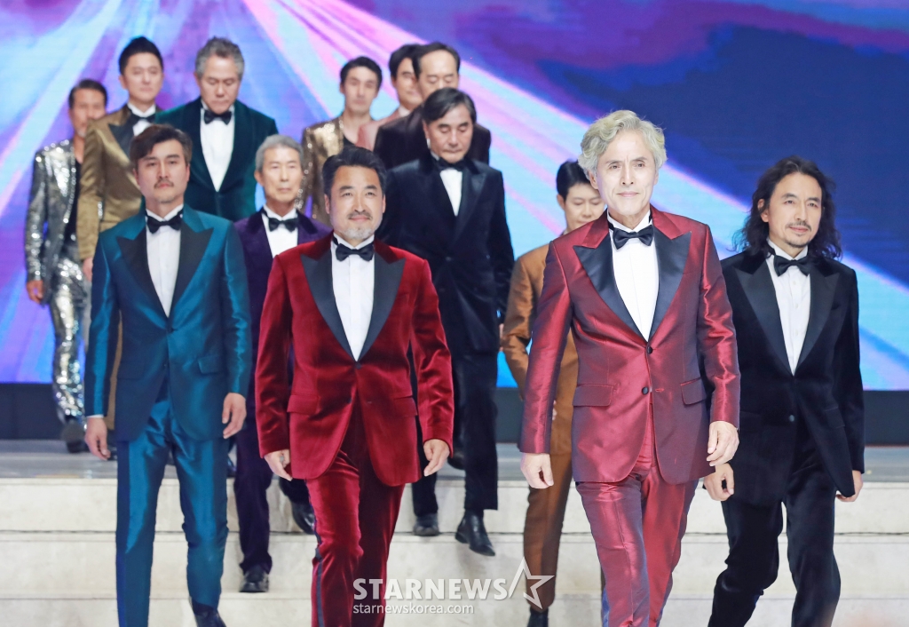 27일 오후 서울 중구 크레스트72에서 진행된 '2024 머니투데이방송 골든에이지어워즈' 본선에서 참가자들이 오프닝 무대를 펼치고 있다. 이번 대회는 패션 부문과 광고(인플루언서) 부문으로 나뉘어 본선 진출자 총 80명의 시니어들이 무대에 선다. /2024.09.27 /사진=이동훈