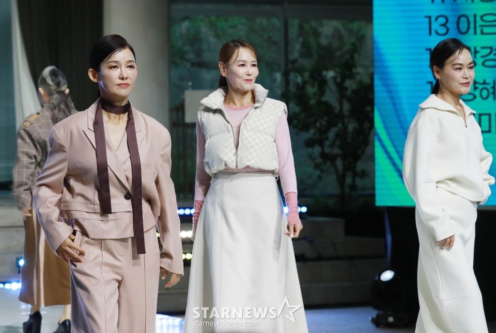 27일 오후 서울 중구 크레스트72에서 진행된 '2024 머니투데이방송 골든에이지어워즈' 본선에서 참가자들이 오프닝 무대를 펼치고 있다. 이번 대회는 패션 부문과 광고(인플루언서) 부문으로 나뉘어 본선 진출자 총 80명의 시니어들이 무대에 선다. /2024.09.27 /사진=이동훈