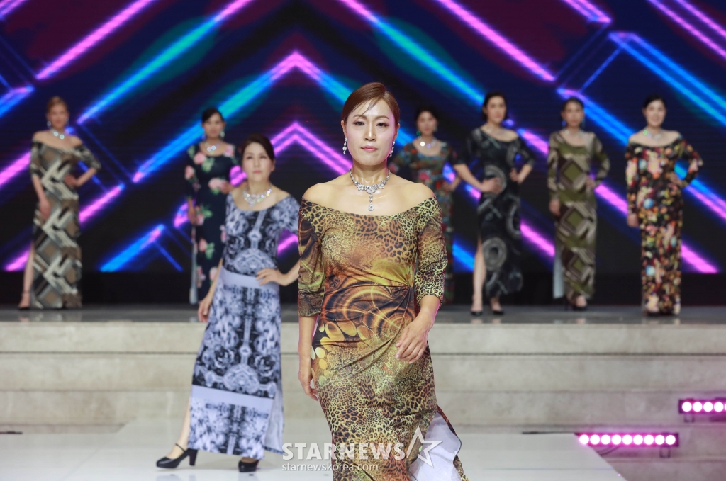 27일 오후 서울 중구 크레스트72에서 진행된 '2024 머니투데이방송 골든에이지어워즈' 본선에서 참가자들이 오프닝 무대를 펼치고 있다. 이번 대회는 패션 부문과 광고(인플루언서) 부문으로 나뉘어 본선 진출자 총 80명의 시니어들이 무대에 선다. /2024.09.27 /사진=이동훈