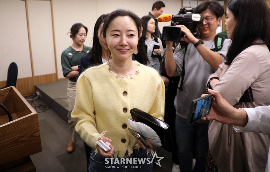 어도어 민희진 대표가 31일 오후 서울 중구 한국프레스센터 매화홀에서 긴급기자회견을 열고 같은 날 오전에 열린 어도어 임시주주총회 관련 입장을 발표하고 퇴장하고 있다. 2024.0531 /사진=임성균