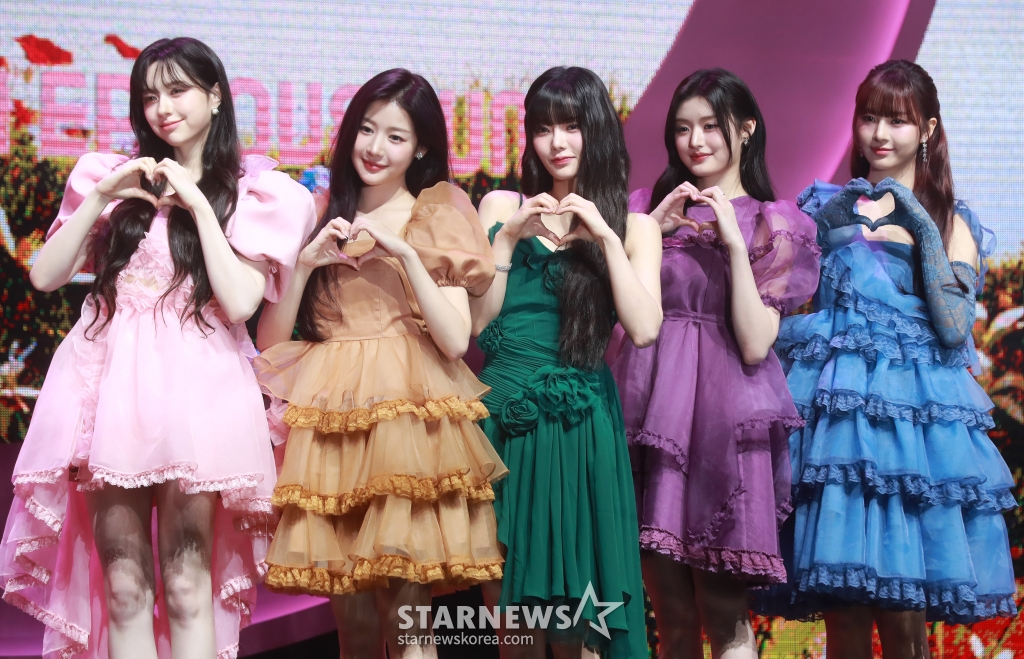 걸그룹 피프티피프티(FIFTY FIFTY?키나 문샤넬 예원 하나 아테나)가 20일 오후 서울 광진구 예스24라이브홀에서 진행된 두 번째 미니 앨범 '러브 튠'(Love Tune) 발매 기념 쇼케이스에서 포즈를 취하고 있다. '러브' 버전과 '튠' 버전 2가지로 발매되는 이번 앨범은 타이틀곡 'SOS'와 선공개 곡 '스타리 나잇'(Starry Night)'을 비롯해 '푸시 유어 러브'(Push Your Love), /사진=이동훈