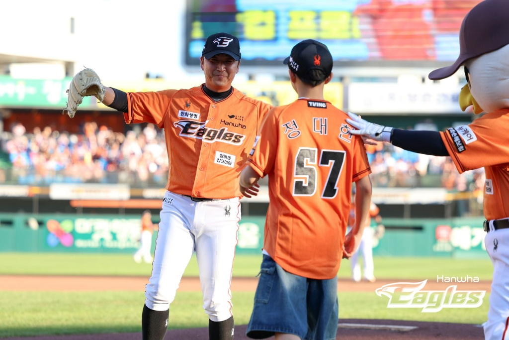 한화 이글스가 29일 대전 한화생명 이글스파크에서 NC 다이노스를 상대로 2024 신한 SOL 뱅크 KBO 리그 최종전을 치렀다. 정우람이 시구를 한 큰 아들 정대한 군과 포옹하고 있다.