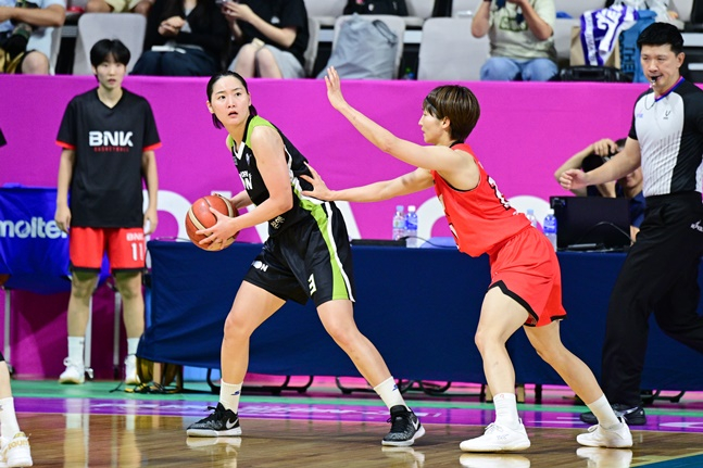 BNK 이이지마 사키(오른쪽). /사진=WKBL 제공