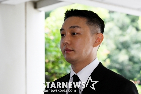 (서울=뉴스1) 임세영 기자 = 프로포폴 상습 투약 혐의로 기소된 배우 유아인(본명 엄홍식)이 3일 서울 서초구 서울중앙지방법원에서 열린 1심 선고 공판에 출석하고 있다. 이날 서울중앙지법 형사합의25부는 유 씨에게 징역 1년을 선고했다. (공동취재) 2024.9.3/뉴스1 Copyright (C) 뉴스1. All rights reserved. 무단 전재 및 재배포, AI학습 이용 금지. /사진=(서울=뉴스1) 임세영 기자