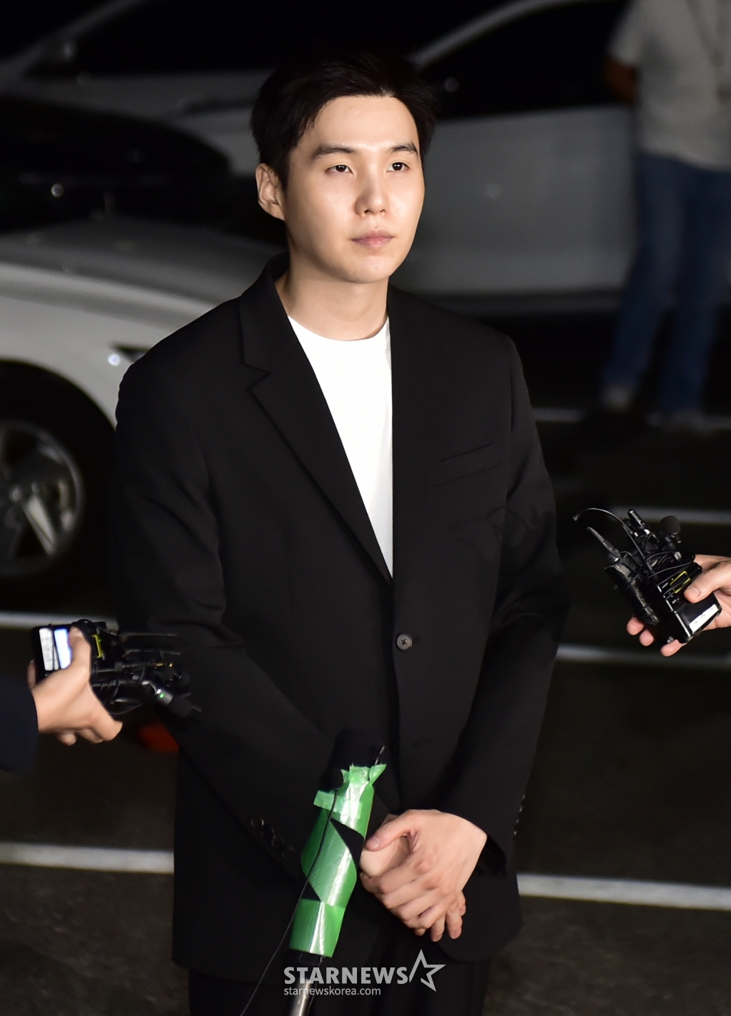전동스쿠터 음주운전 혐의(도로교통법 위반)를 받는 BTS 멤버 슈가(본명 민윤기)가 경찰 조사차 23일 서울 용산구 원효로 용산경찰서에 출석하고 있다. 이날 조사에 출석한 슈가는 국민앞에 고개를 숙이며 "많은 팬들께 죄송하다"며 "조사에 성실히 임하겠다"고 전했다. /사진=임한별(머니S)