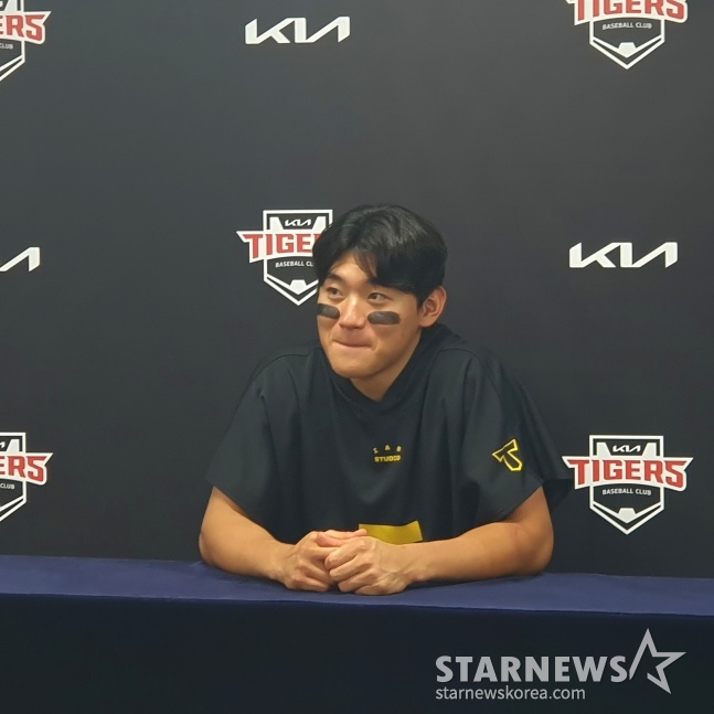 KIA 김도영이 9월 30일 광주 NC전을 끝으로 2024년 KBO 리그 정규시즌을 마친 뒤 취재진과 인터뷰에 응하고 있다. /사진=김동윤 기자
