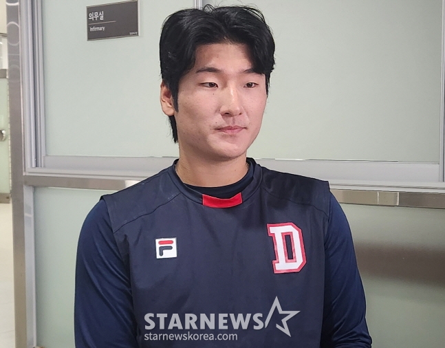 두산 곽빈이 30일 잠실구장에서 팀 훈련을 마치고 취재진과 인터뷰를 하고 있다. /사진=안호근 기자