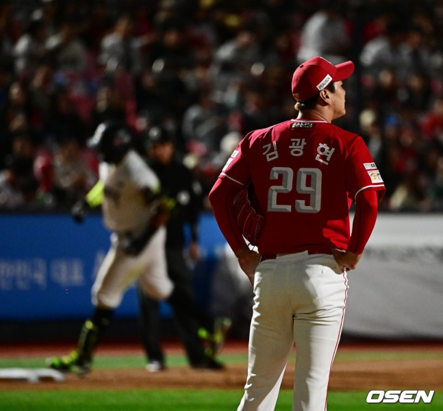 SSG 김광현(오른쪽)이 1일 수원KT위즈파크에서 열린 2024 KBO 리그 5위 결정전 8회 말 무사 1, 3루서 멜 로하스 주니어에게 홈런을 맞고 아쉬워하고 있다.