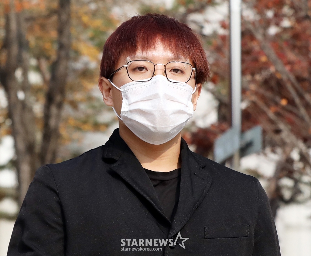 대마 흡입 혐의로 1심에서 집행유예를 선고받은 래퍼 나플라가 10일 오전 서울 서초구 중앙지방법원에서 열린 항소심 선고 공판을 마친 뒤 법정을 나서고 있다. 이날 나플라는 항소심에서 1심과 같은 징역 10개월에 집행유예 2년을 선고 받았다. 2022.11.10