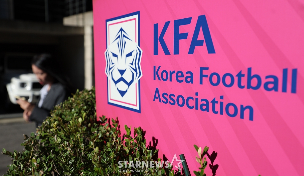 (서울=뉴스1) 김성진 기자 = 문화체육관광부가 2일 홍명보 축구대표팀 감독 선임 관련 감사 결과를 발표한다. 문체부는 지난 7월 홍 감독의 대표팀 사령탑 선임으로 '공정성 논란'이 거세게 일자 절차에 문제가 없었는지를 살피겠다며 그달 중순부터 감사를 벌여왔다. 사진은 이날 서울 종로구 대한축구협회 축구회관 모습. 2024.10.2/뉴스1 Copyright (C) 뉴스1. All rights reserved. 무단 전재 및 재배포, AI학습 이용 금지. /사진=(서울=뉴스1) 김성진 기자
