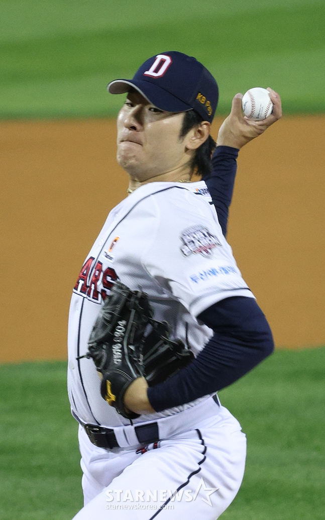 '2024 KBO 포스트시즌 와일드카드 결정1차전' 두산-KT전이 2일 서울 잠실야구장에서 열렸다. 두산 선발 곽빈이 역투하고 있다. /사진=김진경 대기자