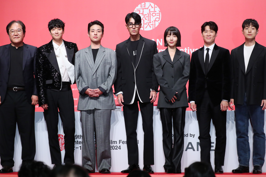 김상만 감독(왼쪽부터), 배우 강동원, 박정민, 차승원, 김신록, 진선규, 정성일이 2일 오후 부산 해운대구 우동 신세계백화점 센텀시티점에서 진행된 제29회 부산국제영화제(BIFF) 개막작 '전, 란' 기자회견에 참석해 인사말을 하고 있다. 올해 영화제는 커뮤니티비프 상영작 54편을 포함하여 총 63개국으로부터 온 278편의 영화를 영화의 전당, CGV센텀시티, 롯데시네마 센텀시티, 영화진흥위원회 표준시사실, 메가박스 부산극장 등 총 5개 극장, 26개 상영관에서 만날 수 있다. 2024.10.02 /사진=김창현