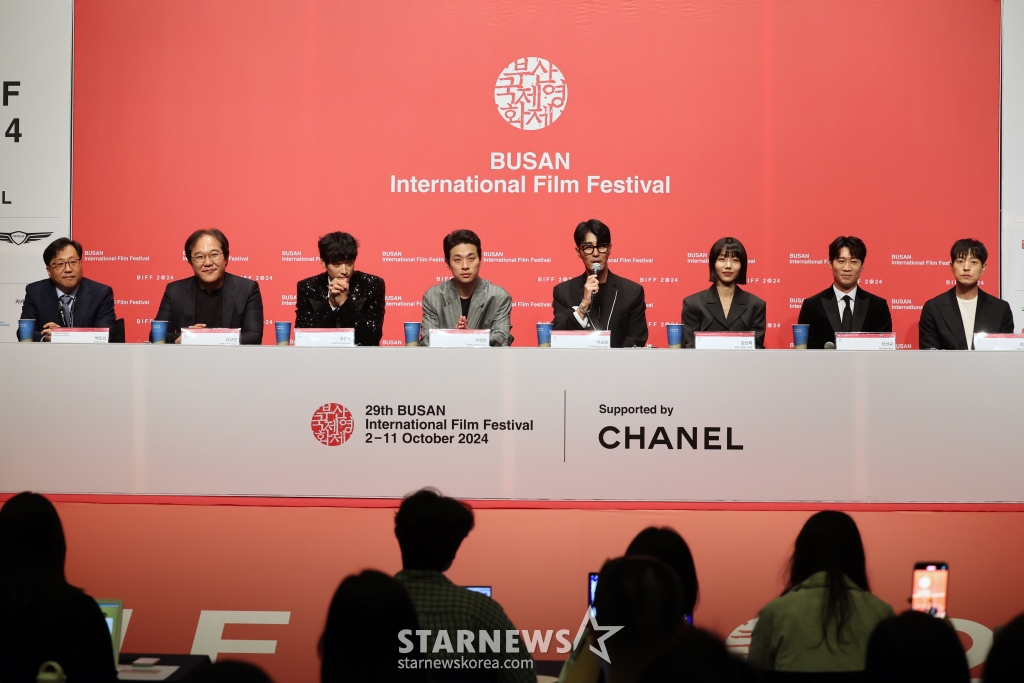 [부산=뉴시스] 박진희 기자 = 박도신 집행위원장 직대, 김상만 감독, 배우 강동원, 박정민, 차승원, 김신록, 진선규, 정성일이 2일 부산 해운대구 신세계백화점 센텀시티점 문화홀에서 제29회 부산국제영화제 개막작 영화 ‘전, 란’ 기자간담회를 하고 있다. 2023.10.02. pak7130@newsis.com /사진=박진희