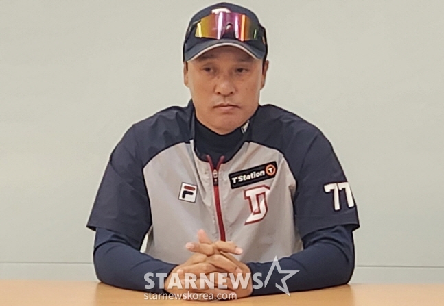 이승엽 두산 감독이 2일 경기를 앞두고 취재진과 인터뷰를 하고 있다. /사진=안호근 기자