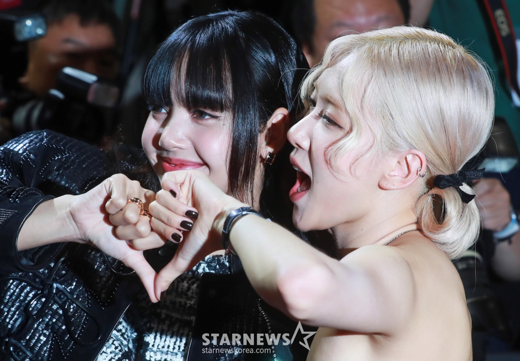 걸그룹 블랙핑크(BLACK PINK) 리사, 로제가 9일 오후 서울 영등포구 타임스퀘어 영등포점에서 진행된 ‘본 핑크 인 시네마스'(BORN PINK IN CINEMAS) 핑크카펫 행사에서 포즈를 취하고 있다. /2024.08.09 /사진=이동훈