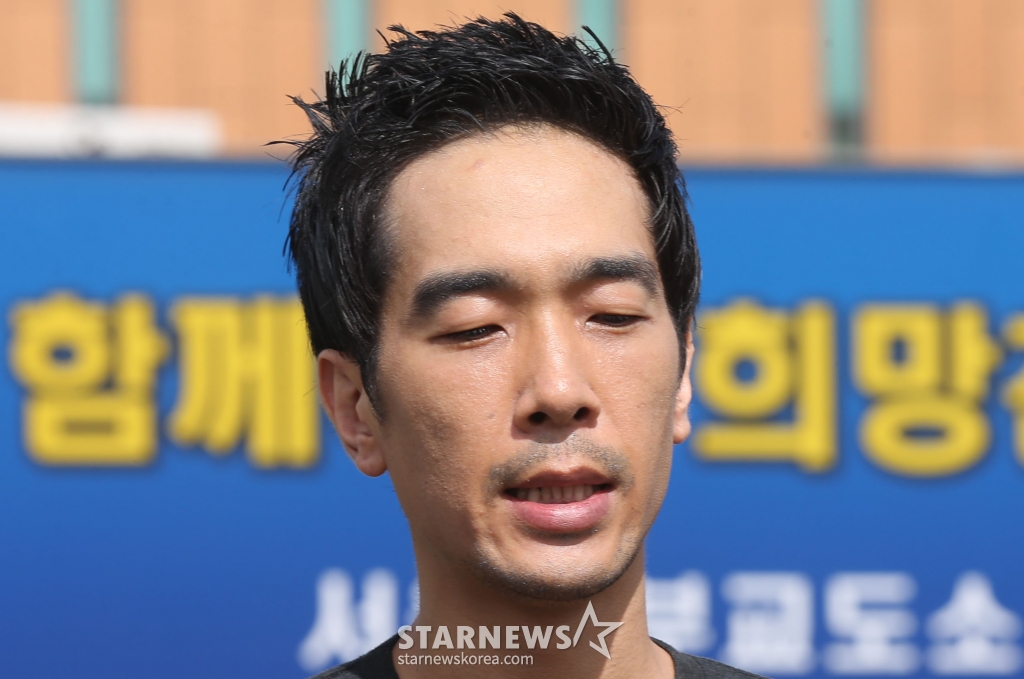 미성년자 성폭행 및 성추행 혐의로 구속된 그룹 룰라 출신 고영욱이 10일 오전 구로구 천왕동 서울남부교도소에서 복역을 마친 뒤 만기 출소해 취재진과 인터뷰 하고 있다. 고영욱은 출소 뒤 신상정보 공개, 고지 5년, 위치추적 전자장치 부착 3년이 추가로 시행된다. /사진=이기범 기자 leekb@