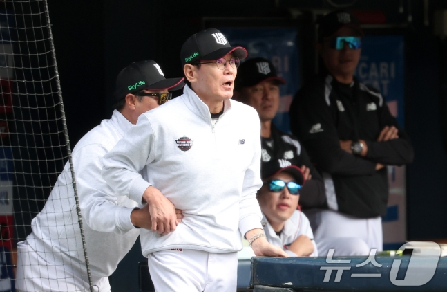 (서울=뉴스1) 김성진 기자 = 3일 오후 서울 송파구 잠실야구장에서 열린 프로야구 '2024 신한 SOL 뱅크 KBO리그' KT 위즈와 두산 베어스의 포스트시즌 와일드카드 결정전 2차전, KT 이강철 감독이 1회초 1사 로하스의 내야 땅볼 때 비디오 판독 끝에 수비 방해로 아웃 판정을 받자 항의하고 있다.