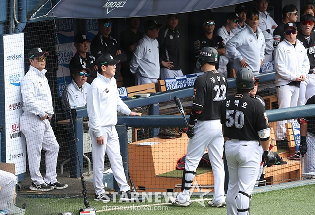 024 KBO 포스트시즌 와일드카드 결정2차전' 두산-KT전이 3일 서울 잠실야구장에서 열렸다. 1회초 1사 KT 로하스가 내야땅볼을 치고 1루 수비방해로 아웃이 선언되자 이강철 감독이 후속타자 장성우를 타석에서 불러들이며 판정에 어필하고 있다.