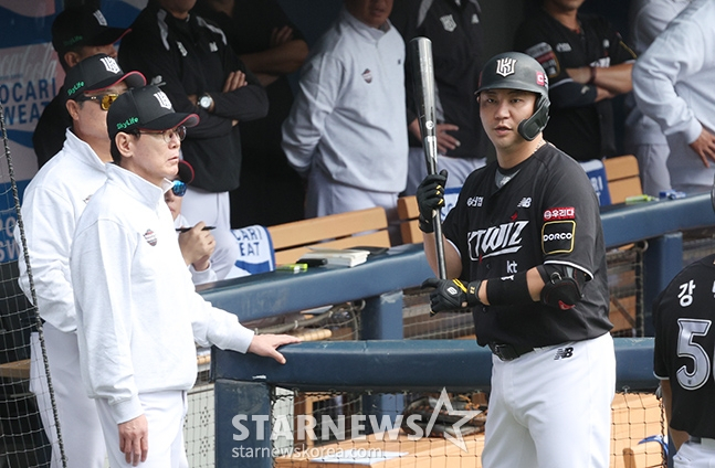 '2024 KBO 포스트시즌 와일드카드 결정2차전' 두산-KT전이 3일 서울 잠실야구장에서 열렸다. 1회초 1사 KT 로하스가 내야땅볼을 치고 1루 수비방해로 아웃이 선언되자 이강철 감독이 후속타자 장성우를 더그아웃으로 불러들이며 판정에 어필하고 있다.