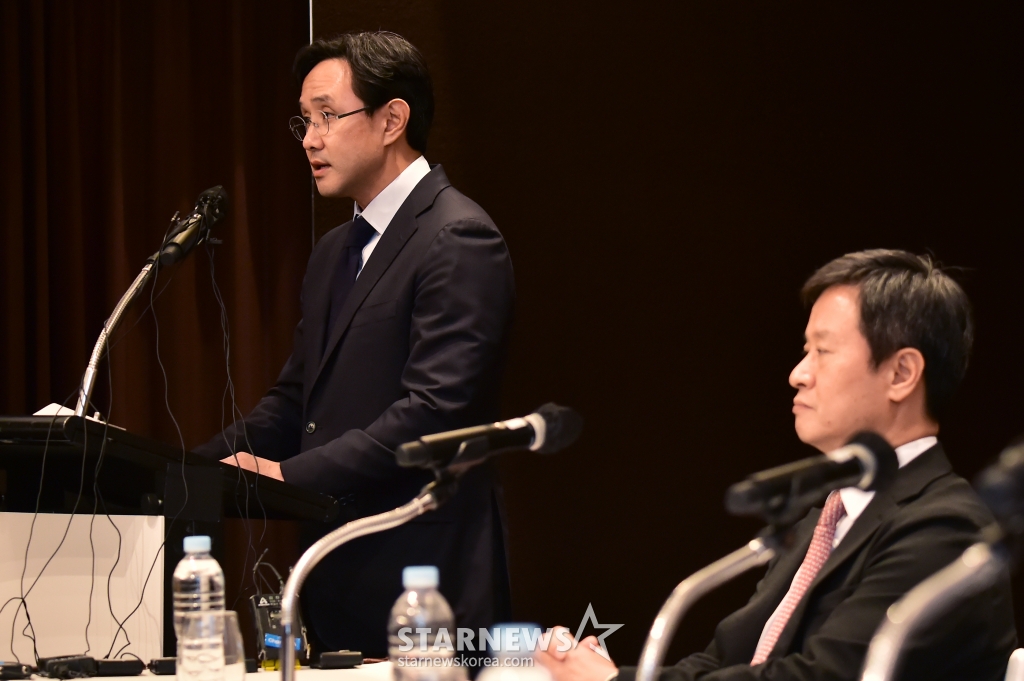 최윤범 회장이 2일 서울 용산구 소월로 그랜드 하얏트 서울에서 열린 고려아연 긴급 기자회견에 참석, 질의에 답하고 있다. 사진제공=며니S