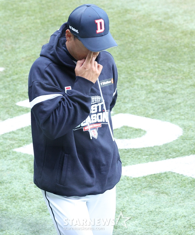 '2024 KBO 포스트시즌 와일드카드 결정2차전' 두산-KT전이 3일 서울 잠실야구장에서 열렸다. KT에 잇달아 패배하며 준풀레이오프 진출이 무산된 두산 이승엽 감독이 인터뷰 후 경기장을 빠져나가고 있다. /사진=김진경 대기자