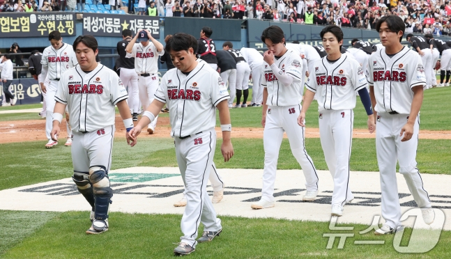 KT 위즈가 3일 오후 서울 송파구 잠실야구장에서 열린 프로야구 '2024 신한 SOL 뱅크 KBO리그' KT 위즈와 두산 베어스의 포스트시즌 와일드카드 결정전 2차전에서 1-0으로 승리를 거두며 준플레이오프 진출에 성공했다. 가을야구를 마무리한 두산 양의지와 선수들이 아쉬워하고 있다. /사진=뉴스1