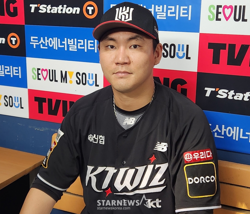 2일 결승타의 주인공 장성우가 경기 후 취재진과 인터뷰를 하고 있다. /사진=안호근 기자