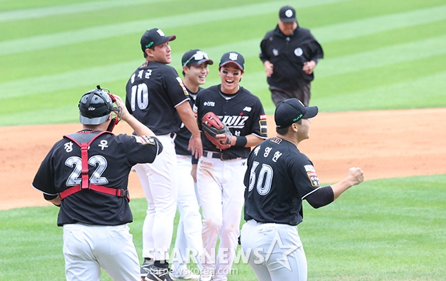 '2024 KBO 포스트시즌 와일드카드 결정2차전' 두산-KT전이 3일 서울 잠실야구장에서 열렸다. KT가 두산에 1-0으로 승리하며 준플레이오프 진출을 확정한 후 마운드에서 기쁨을 나누고 있다. /사진=김진경 대기자