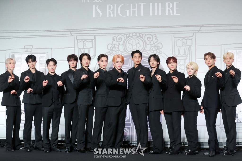 그룹 세븐틴(Seventeen) 호시, 준, 디노, 디에잇, 원우, 버논, 에스쿱스, 민규, 정한, 승관, 우지, 조슈아, 도겸이 29일 오후 서울 여의도 콘래드호텔 그랜드 볼룸에서 베스트 앨범 '17 IS RIGHT HERE' 발매 기념 글로벌 기자간담회를 열고 포즈를 취하고 있다. 이번 베스트 앨범 '17 IS RIGHT HERE'은 9년의 발자취를 담는 동시에 지난 시간을 기념하며 우리만의 공간에서 영원히 함께할 것임을 약속하는 앨범으로 총 33개의 트랙으로 한국 앨범 타이틀 20곡과 /사진=임성균