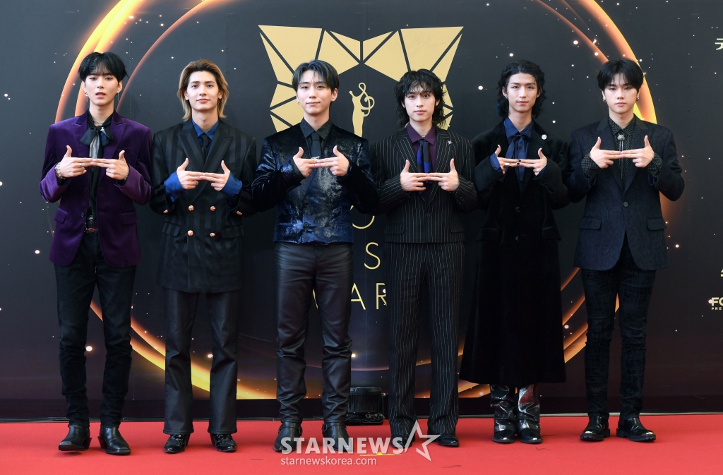 그룹 엑스디너리 히어로즈가 2일 태국 방콕 라자망갈라 국립경기장에서 열린 '제33회 서울가요대상' 레드카펫 행사에 참석해 포즈를 취하고 있다. /사진제공=서울가요대상 조직위원회 2024.01.02 /사진=이동훈