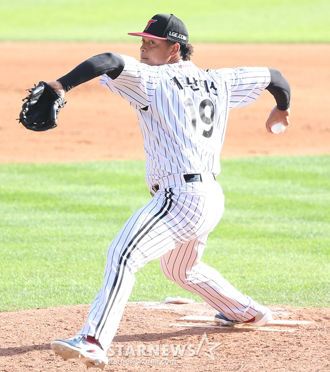 '2024 KBO 포스트시즌 준플레이오프 1차전' LG-KT전이 5일 서울 잠실야구장에서 열렸다. LG 에르난데스가 역투하고 있다. /사진=김진경 대기자