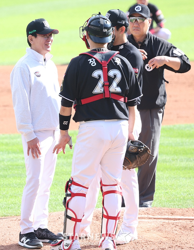 '2024 KBO 포스트시즌 준플레이오프 1차전' LG-KT전이 5일 서울 잠실야구장에서 열렸다. KT 선발 고영표가 4회말 연속 안타를 허용하며 흔들리지 이강철 감독이 마운에 올라가 진정시키고 있다.
