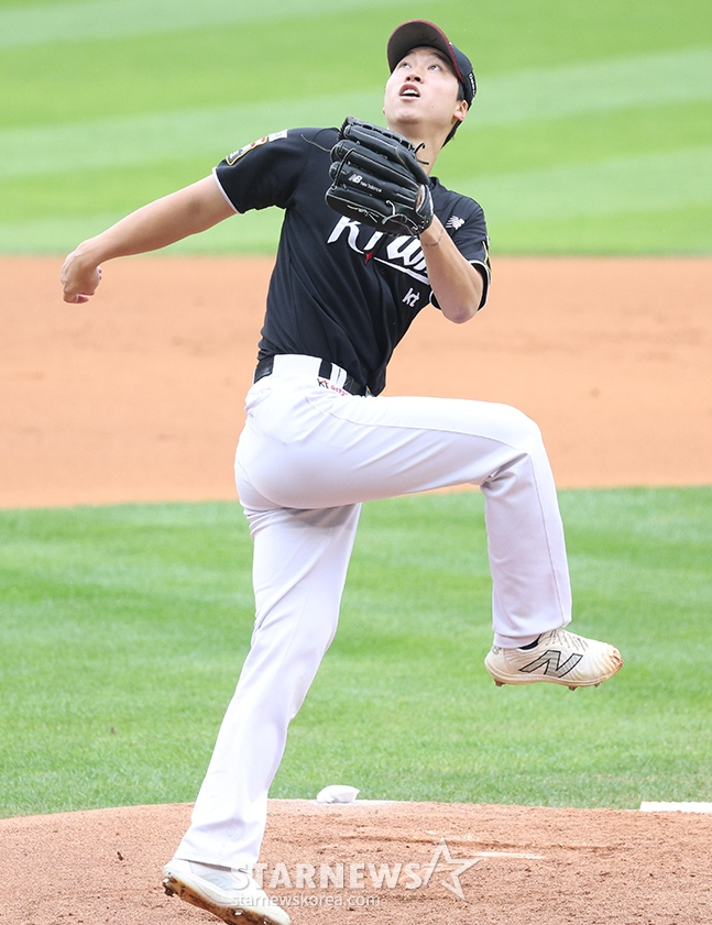 '2024 KBO 포스트시즌 준플레이오프 2차전' LG-KT전이 6일 서울 잠실야구장에서 열렸다. KT 선발 엄상백이 역투하고 있다. /사진=김진경 대기자