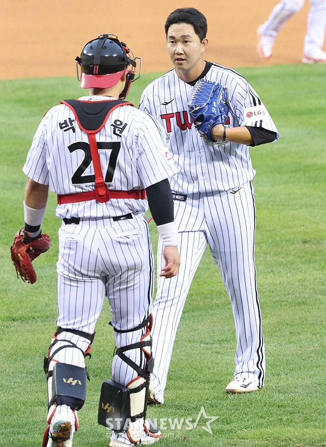 '2024 KBO 포스트시즌 준플레이오프 2차전' LG-KT전이 6일 서울 잠실야구장에서 열렸다. LG 마무리 유영찬(오른쪽)이 경기를 마무리한 후 포수 박동원과 기쁨을 나누고 있다. /사진=김진경 대기자