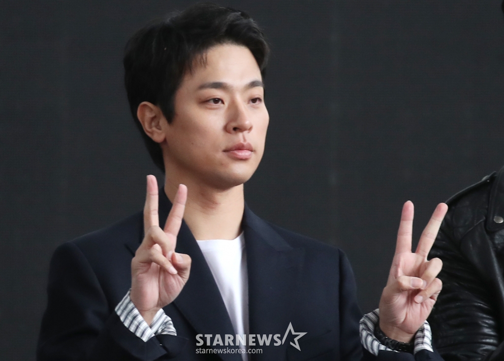 (부산=뉴스1) 권현진 기자 = 배우 박정민이 3일 부산 해운대구 BIFF 야외무대에서 열인 영화 ‘전,란’ 야외무대인사 오픈 토크 행사에 참석해 인사를 하고 있다. 2024.10.3/뉴스1 Copyright (C) 뉴스1. All rights reserved. 무단 전재 및 재배포, AI학습 이용 금지. /사진=(부산=뉴스1) 권현진 기자