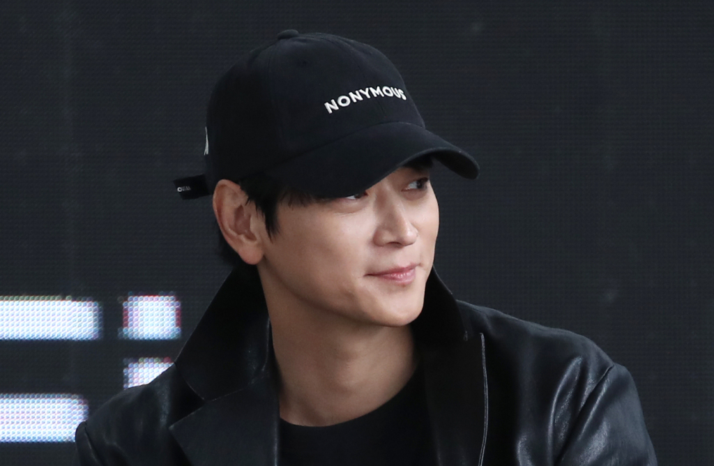 (부산=뉴스1) 권현진 기자 = 배우 강동원이 3일 부산 해운대구 BIFF 야외무대에서 열인 영화 ‘전,란’ 야외무대인사 오픈 토크 행사에 참석해 팬들과 즐거운 시간을 보내고 있다. 2024.10.3/뉴스1 Copyright (C) 뉴스1. All rights reserved. 무단 전재 및 재배포, AI학습 이용 금지. /사진=(부산=뉴스1) 권현진 기자