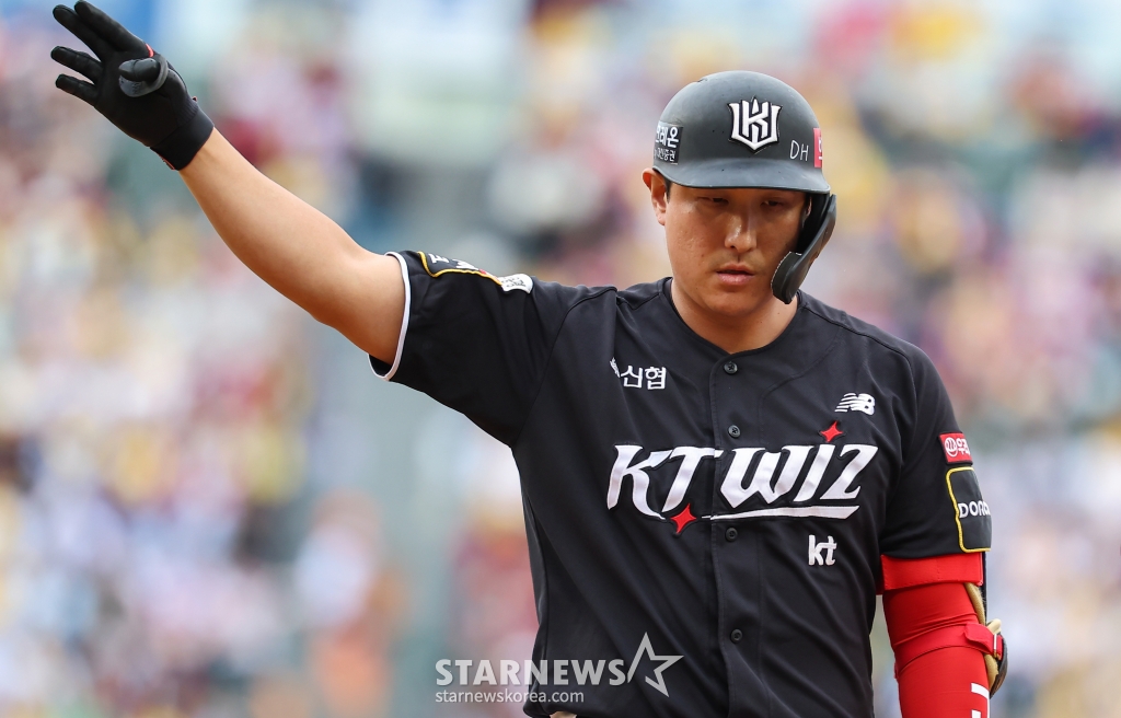 (서울=뉴스1) 김도우 기자 = 6일 오후 서울 송파구 잠실야구장에서 열린 프로야구 '2024 신한 SOL 뱅크 KBO 포스트시즌' 준플레이오프 2차전 kt 위즈와 LG 트윈스의 경기, 2회초 1사 3루 상황에서 kt 황재균이 적시타를 치고 기뻐하고 있다. 2024.10.6/뉴스1 Copyright (C) 뉴스1. All rights reserved. 무단 전재 및 재배포, AI학습 이용 금지. /사진=(서울=뉴스1) 김도우 기자