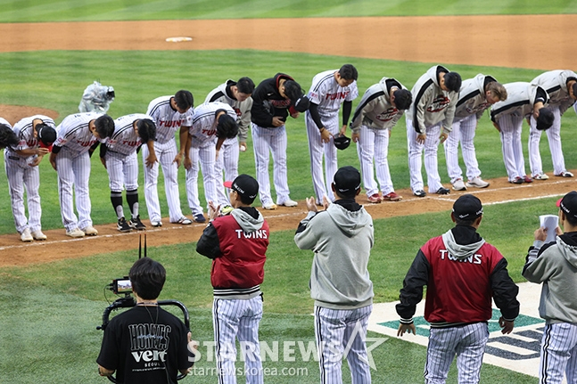 '2024 KBO 포스트시즌 준플레이오프 2차전' LG-KT전이 6일 서울 잠실야구장에서 열렸다. LG 선수들이 KT에 7-2 승리 후 팬들에 인사하고 있다.