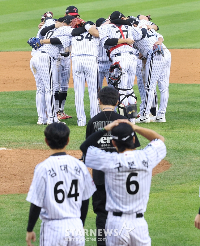 '2024 KBO 포스트시즌 준플레이오프 2차전' LG-KT전이 6일 서울 잠실야구장에서 열렸다. LG 선수들이 KT에 승리 후 마운드에 모여 기쁨을 나누고 있다.