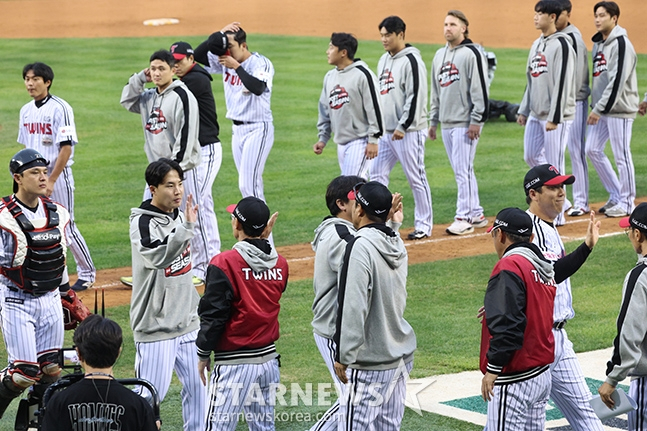 '2024 KBO 포스트시즌 준플레이오프 2차전' LG-KT전이 6일 서울 잠실야구장에서 열렸다 LG 선수들이 KT에 7-2 승리 후 염경엽 감독과 하이파이브하고 있다. /사진=김진경 대기자