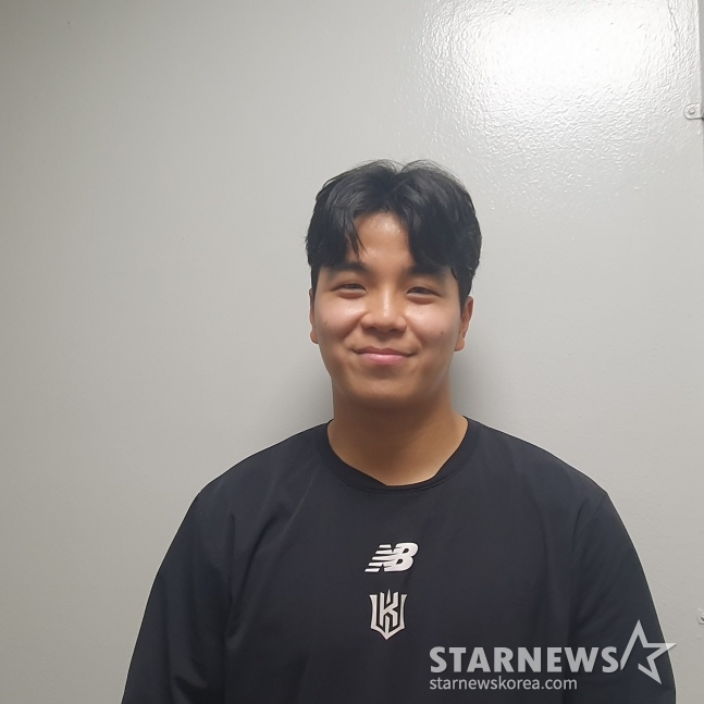 KT 손동현이 지난 5일 서울 잠실야구장에서 열린 2024 KBO 준플레이오프 1차전을 승리로 이끈 뒤 취재진과 인터뷰에 응하고 있다. /사진=김동윤 기자