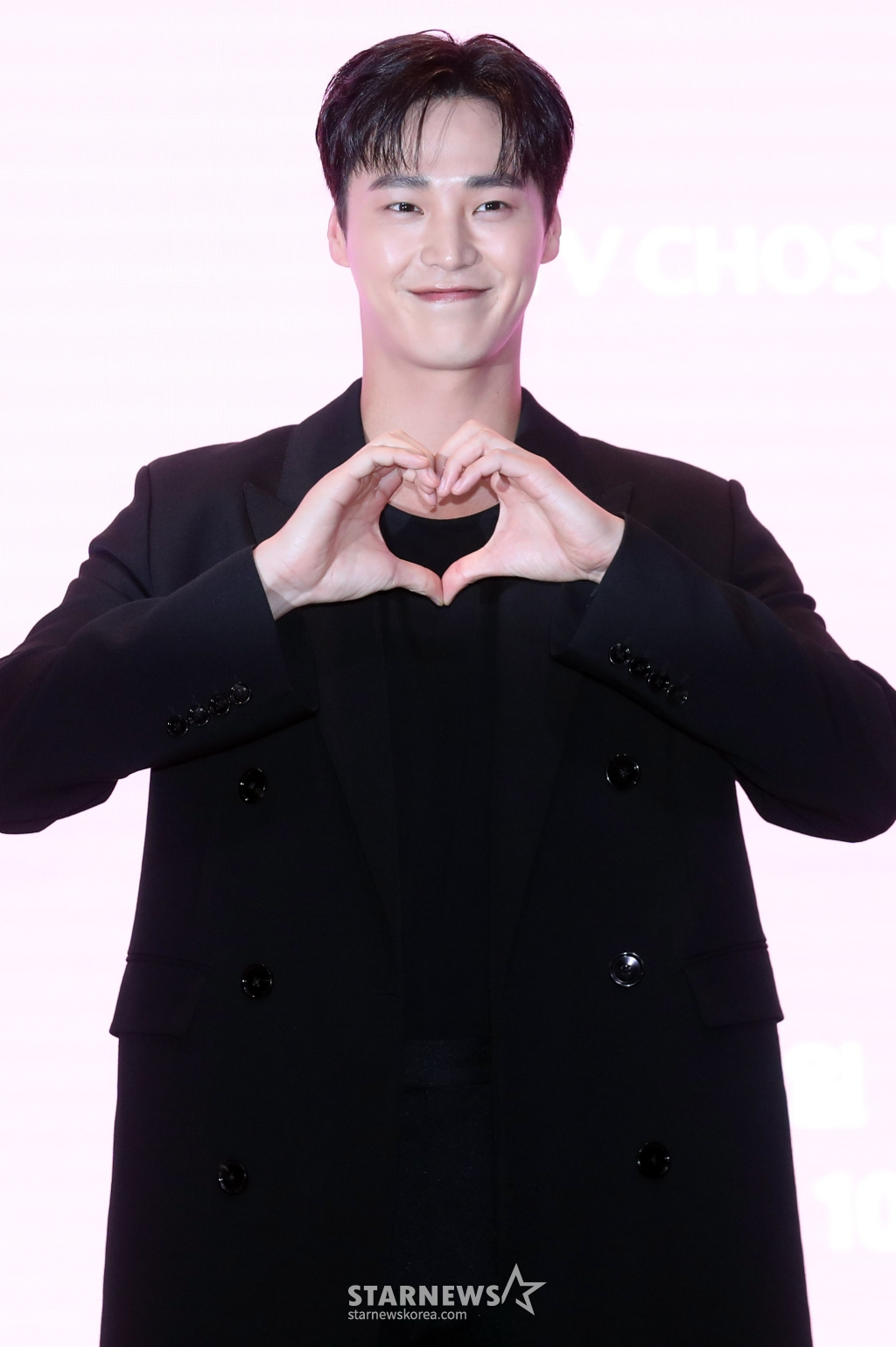 배우 이태환이 13일 오후 서울 여의도 한 호텔에서 진행된 TV CHOSUN 새 주말미니시리즈 'DNA 러버' 제작발표회에 참석해 포즈를 취하고 있다. TV CHOSUN 새 주말미니시리즈 'DNA 러버'(극본 정수미, 연출 성치욱, 제작 하이그라운드, 아이피박스미디어, 팬엔터테인먼트)는 수많은 연애를 실패한 유전자 연구원 한소진이 마침내 유전자를 통해 자신의 짝을 찾아가는 오감발동 로맨틱 코미디로 오는 17일(토) 오후 9시 10분 첫 방송 된다. 2024.08.13 /사진=임성균