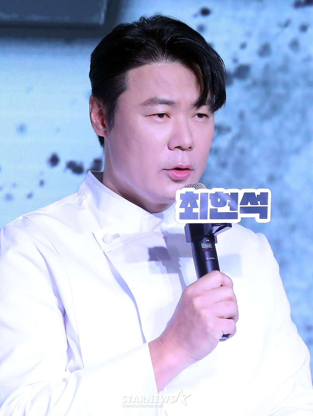 최현석 셰프가 7일 오전 서울 마포구 호텔 나루 서울 엠갤러리에서 진행된 넷플릭스 예능 '흑백요리사: 요리 계급 전쟁' TOP8 기자간담회에 참석해 인사말을 하고 있다. '흑백요리사: 요리 계급 전쟁'은 맛 하나는 최고라고 평가받는 재야의 고수 '흑수저' 셰프들이 대한민국 최고의 스타 셰프 '백수저'들에게 도전장을 내밀며 치열하게 맞붙는 100인의 요리 계급 전쟁이다. 2024.10.07 /사진=김창현