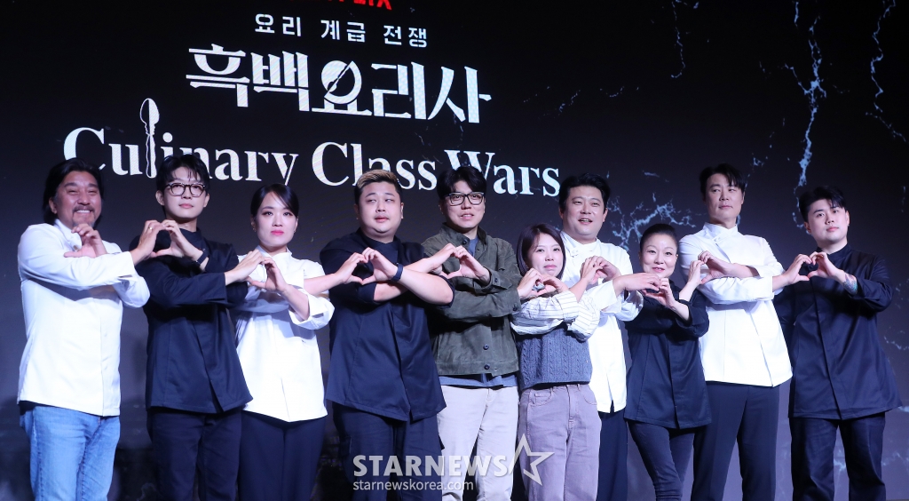 김학민, 김은지 PD(가운데), 애드워드 리, 트리플 스타, 정지선, 요리하는 돌아이, 장호준, 이모카세 1호, 최현석, 나폴리 맛피아가 7일 오전 서울 마포구 호텔 나루 서울 엠갤러리에서 진행된 넷플릭스 예능 '흑백요리사: 요리 계급 전쟁' TOP8 기자간담회에 참석해 포즈를 취하고 있다. '흑백요리사: 요리 계급 전쟁'은 맛 하나는 최고라고 평가받는 재야의 고수 '흑수저' 셰프들이 대한민국 최고의 스타 셰프 '백수저'들에게 도전장을 내밀며 치열하게 맞붙 /사진=김창현