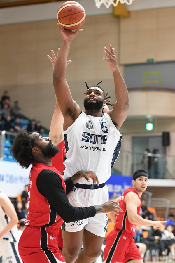 앨런 윌리엄스(가운데)가 골밑슛을 시도하고 있다. /사진=KBL 제공