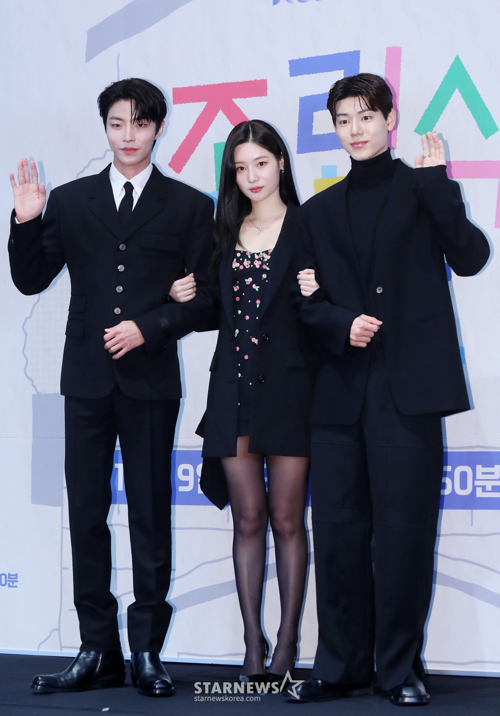 배우 황인엽, 정채연, 배현성이 8일 오전 서울 구로구 라마다 서울 신도림호텔에서 진행된 JTBC 수요드라마 '조립식 가족' 제작발표회에 참석해 포즈를 취하고 있다. '조립식 가족'은 10년은 가족으로 함께 했고, 10년은 남남으로 그리워했던 세 청춘이 다시 만나 펼쳐지는 로맨스다. 오는 9일 첫 방송. 2024.10.08 /사진=김창현